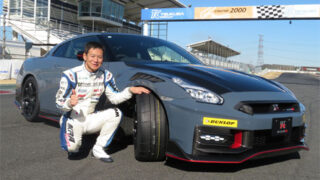筑波サーキットでタイムアタックをしたドライバーの飯田章氏と｢SPORT MAXX R58｣を装着した「GT-R NISMO」