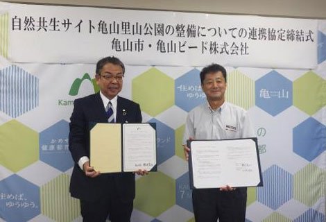 協定式に出席した亀山市の櫻井義之市長(左)と亀山ビードの今村洋文社長(右)
