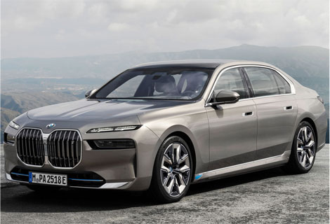 「BMW i7」